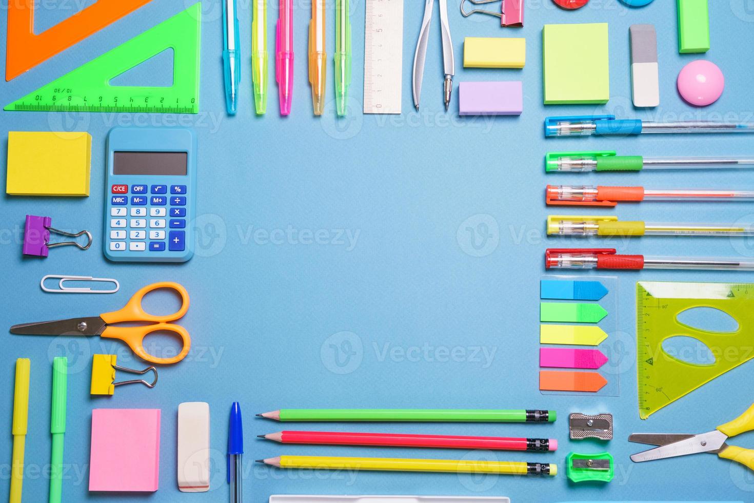 objets scolaires, fournitures de bureau, outils et accessoires isolés sur bleu photo