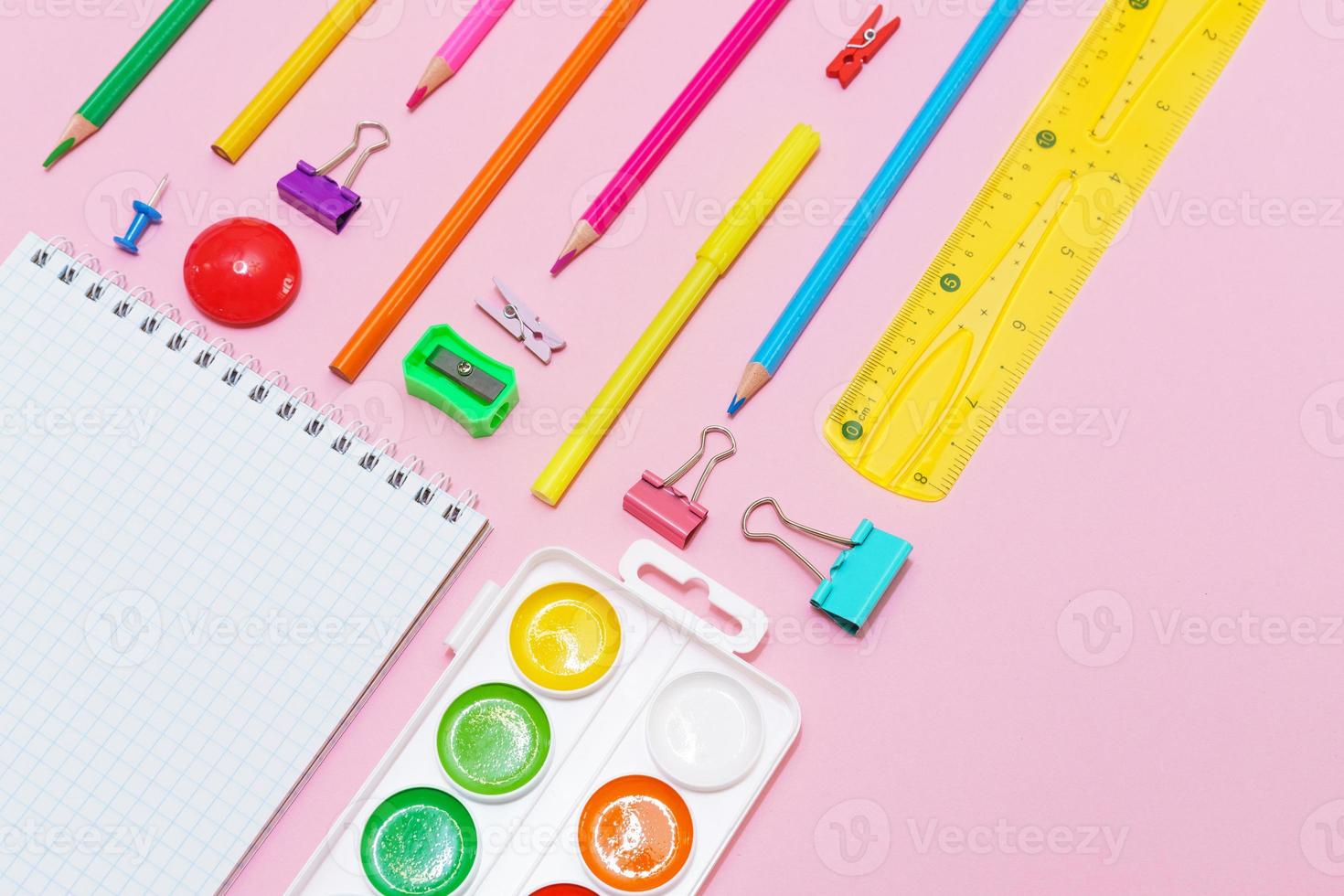 fournit des outils créatifs pour le travail créatif de l'école sur fond rose photo