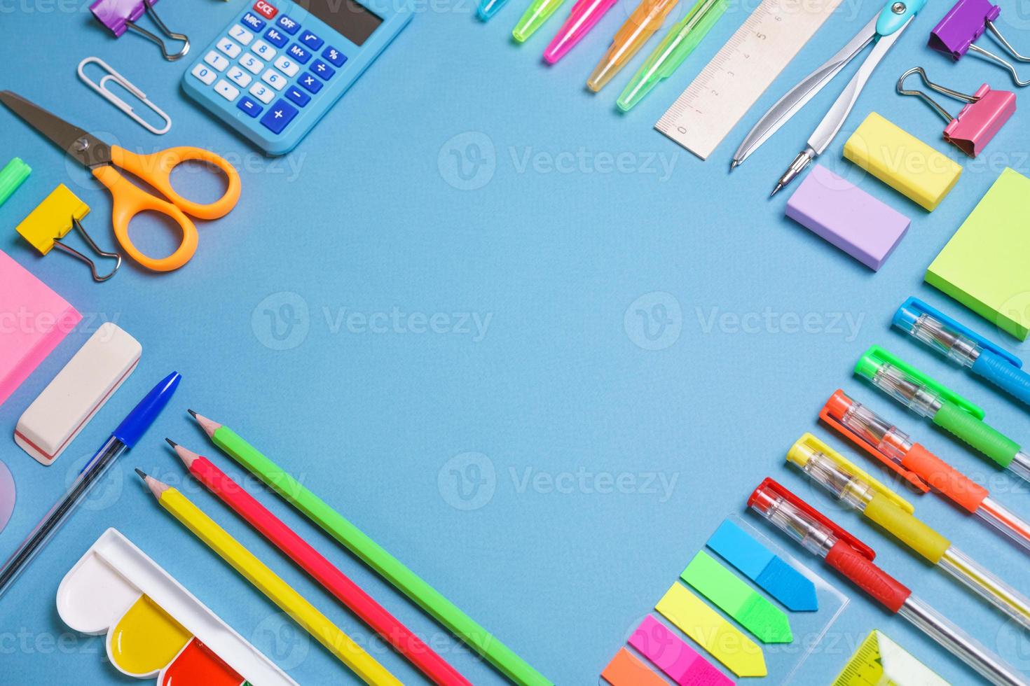 objets scolaires, fournitures de bureau, outils et accessoires isolés sur bleu photo