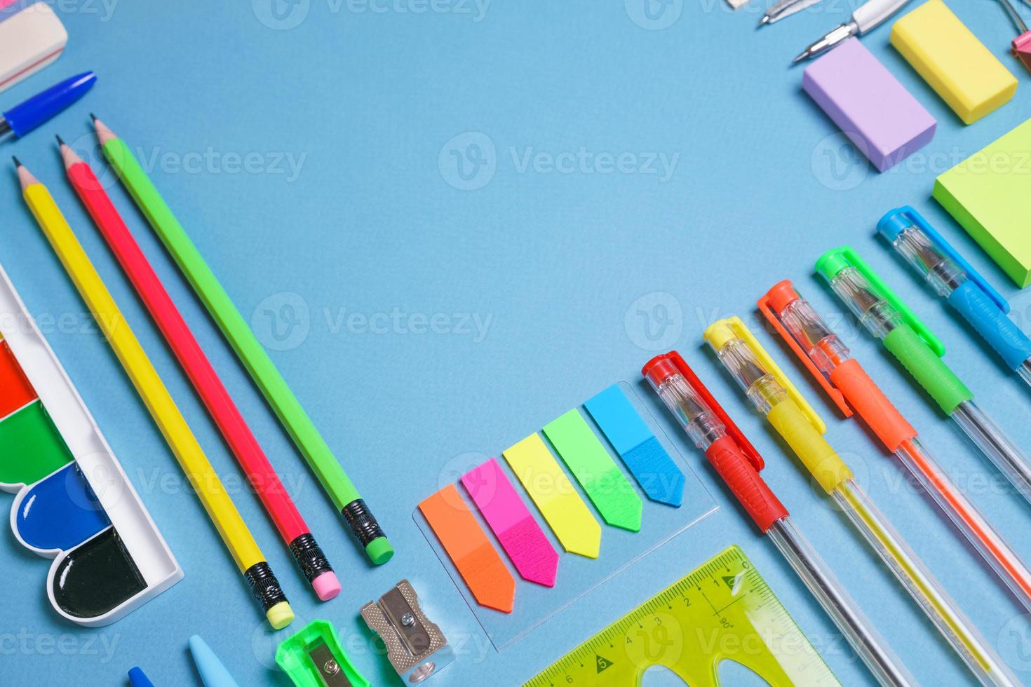 fournitures scolaires, crayons de couleur et stylos à peinture aquarelle, notes autocollantes photo