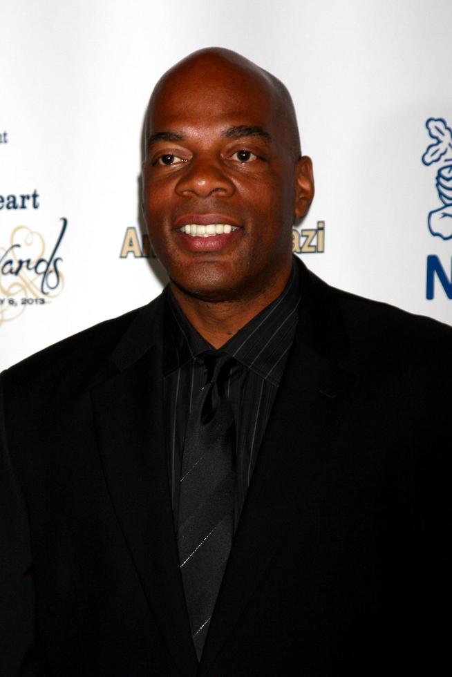 los angeles - 6 mai - alonzo bodden arrive aux prix du coeur d'or de la mission de minuit 2013 à l'hôtel beverly wilshire le 6 mai 2013 à beverly hills, ca photo