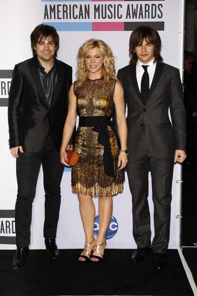 los angeles - 20 novembre - reid perry kimberly perry neil perry dans la salle de presse aux american music awards 2011 au nokia theatre le 20 novembre 2011 à los angeles, ca photo