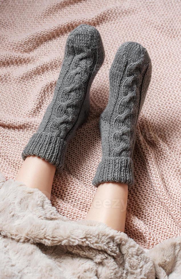 jambes d'une jeune fille en chaussettes tricotées confortables photo
