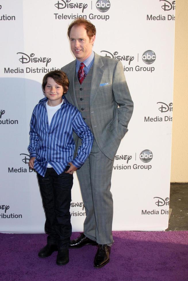 Los angeles - 20 mai - jared glmore, raphael sbarge arrive à l'abc disney international upfronts au lot des studios walt disney le 20 mai 2012 à burbank, ca photo