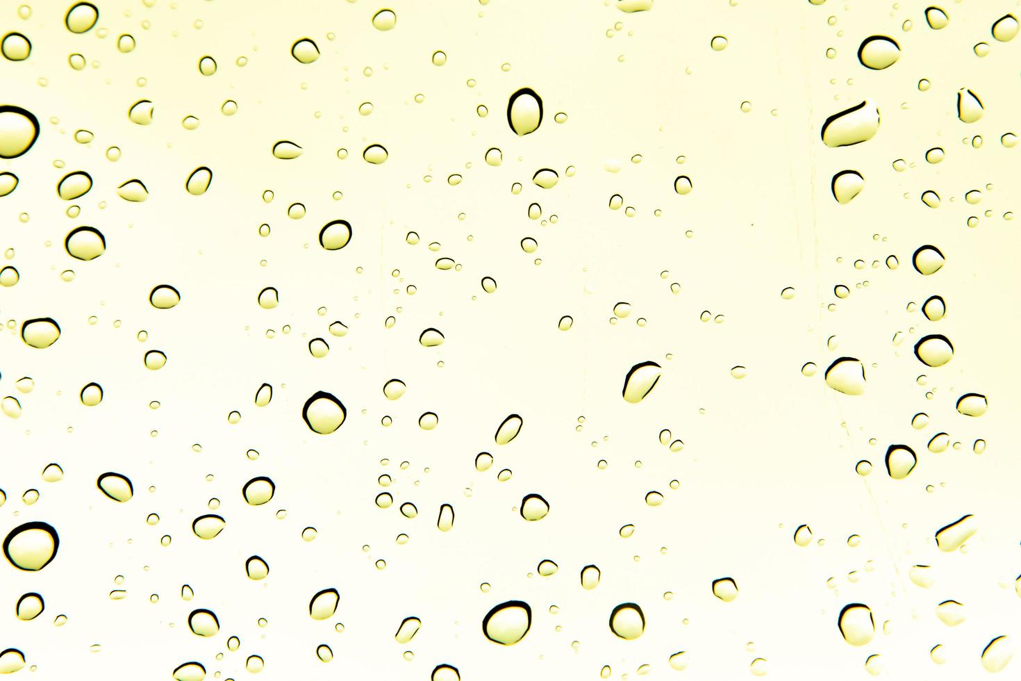 gouttes d'eau et perles d'eau sur verre clair. photo