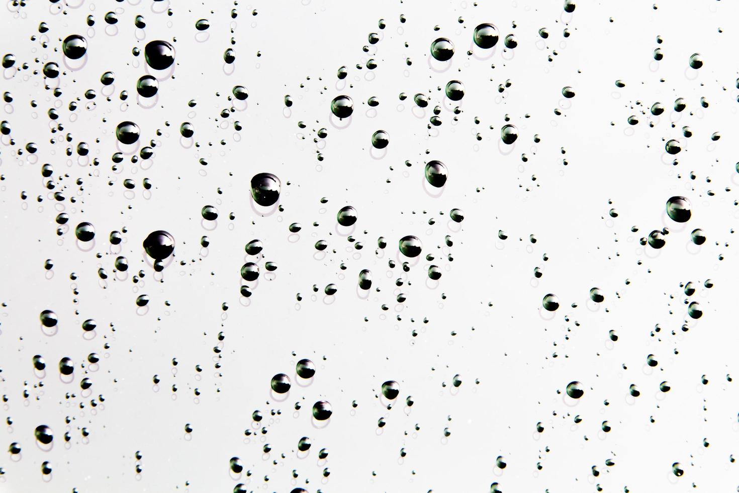 gouttes d'eau et perles d'eau sur verre clair. photo