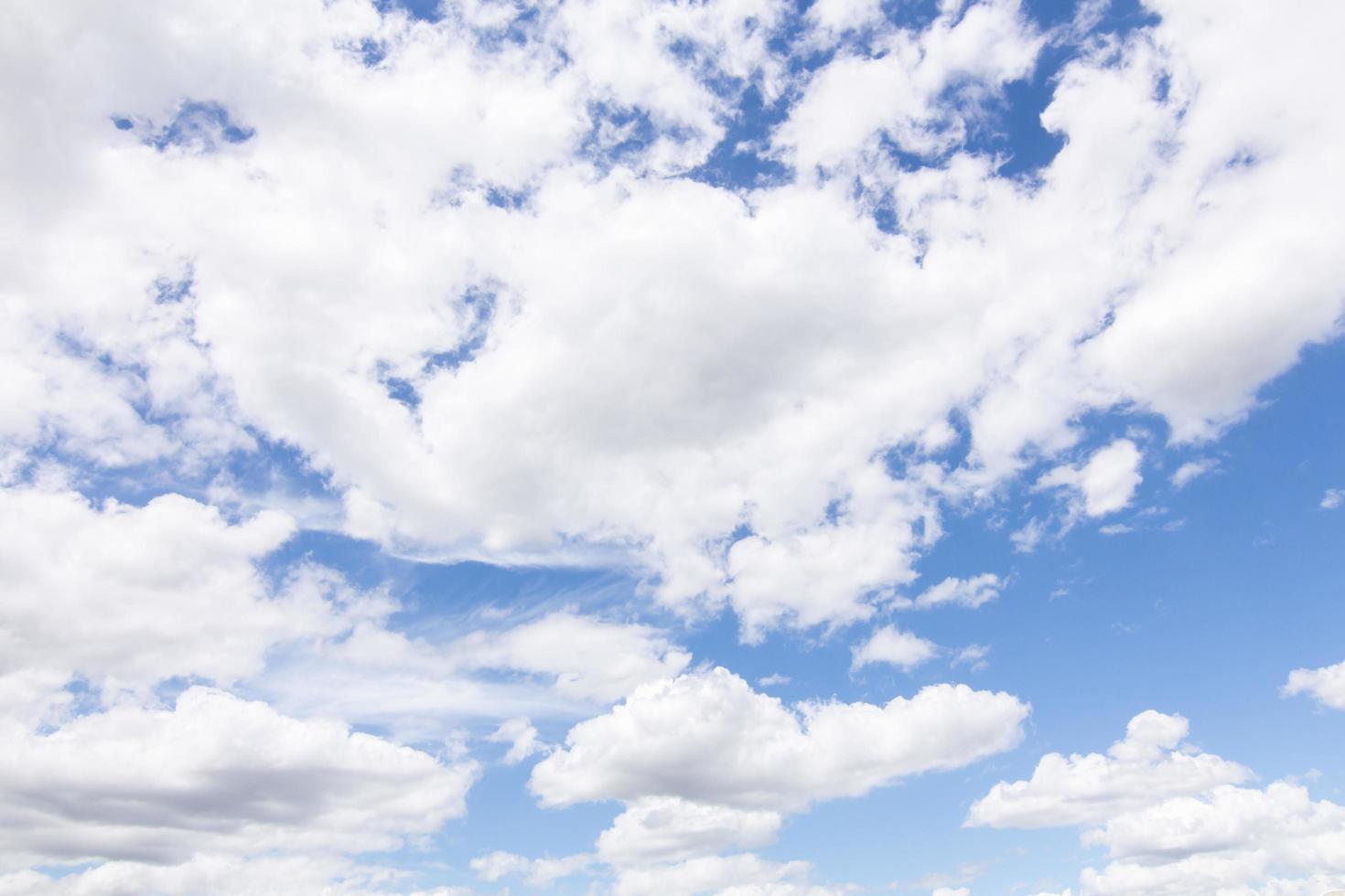 nuages blancs, flottant et se formant avec un ciel bleu en arrière-plan photo