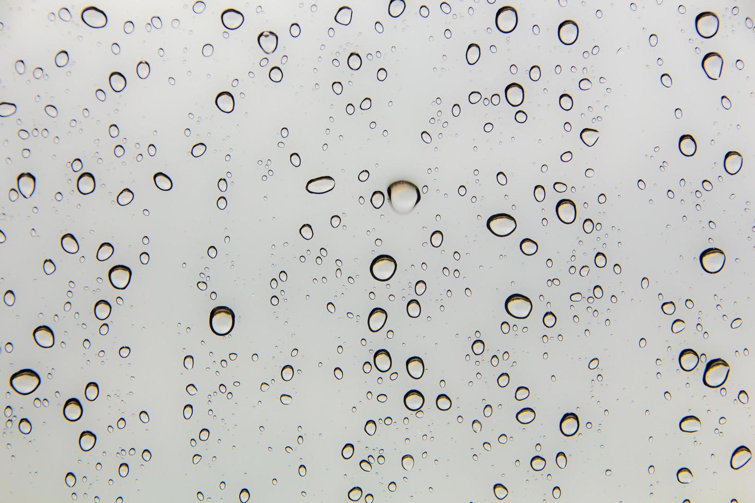 gouttes d'eau et perles d'eau sur verre clair. photo