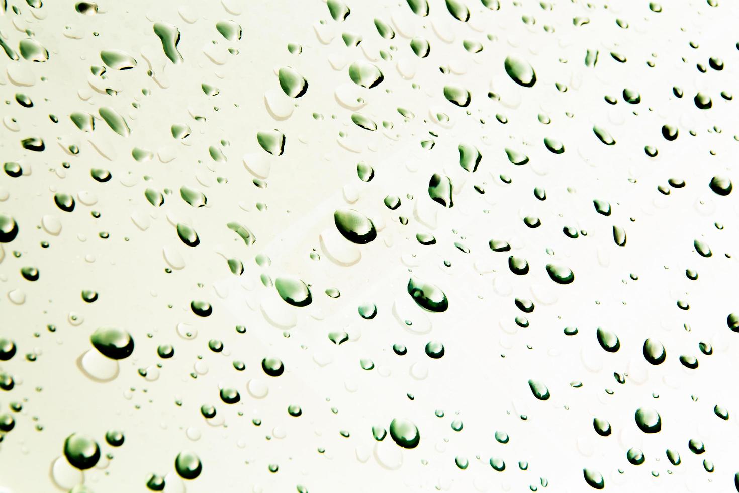 gouttes d'eau et perles d'eau sur verre clair. photo