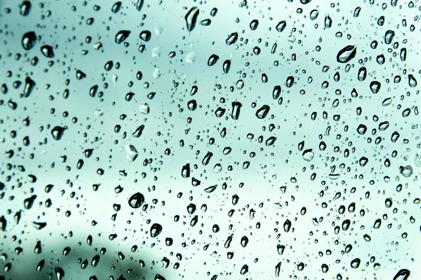 gouttes d'eau et perles d'eau sur verre clair. photo