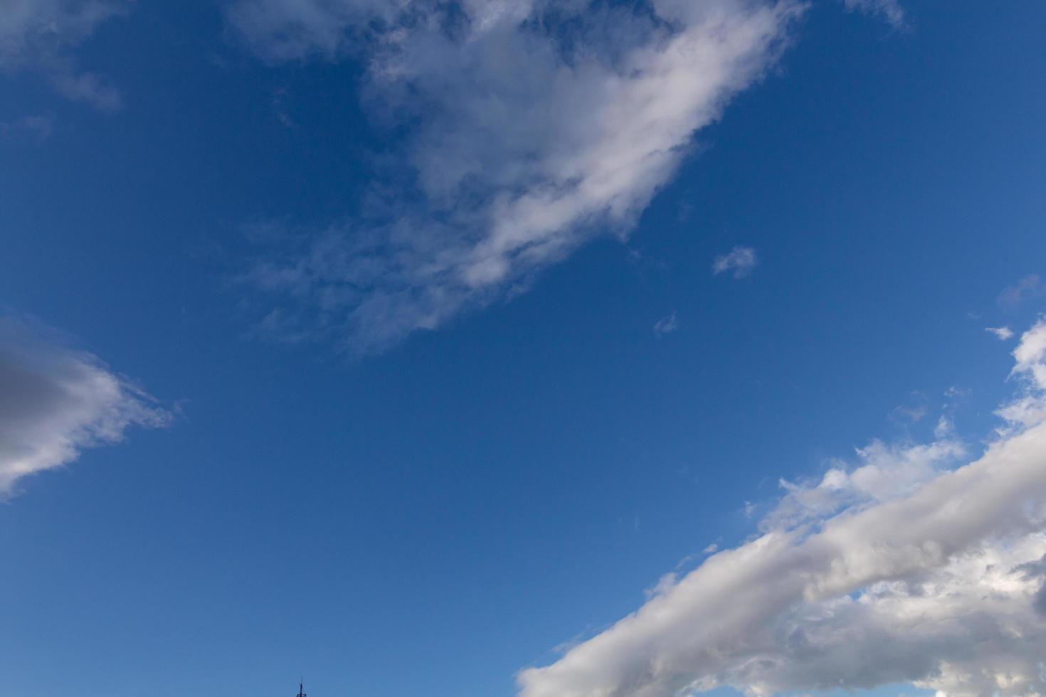 nuages blancs, flottant et se formant avec un ciel bleu en arrière-plan photo