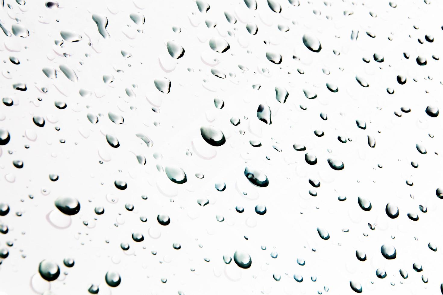 gouttes d'eau et perles d'eau sur verre clair. photo