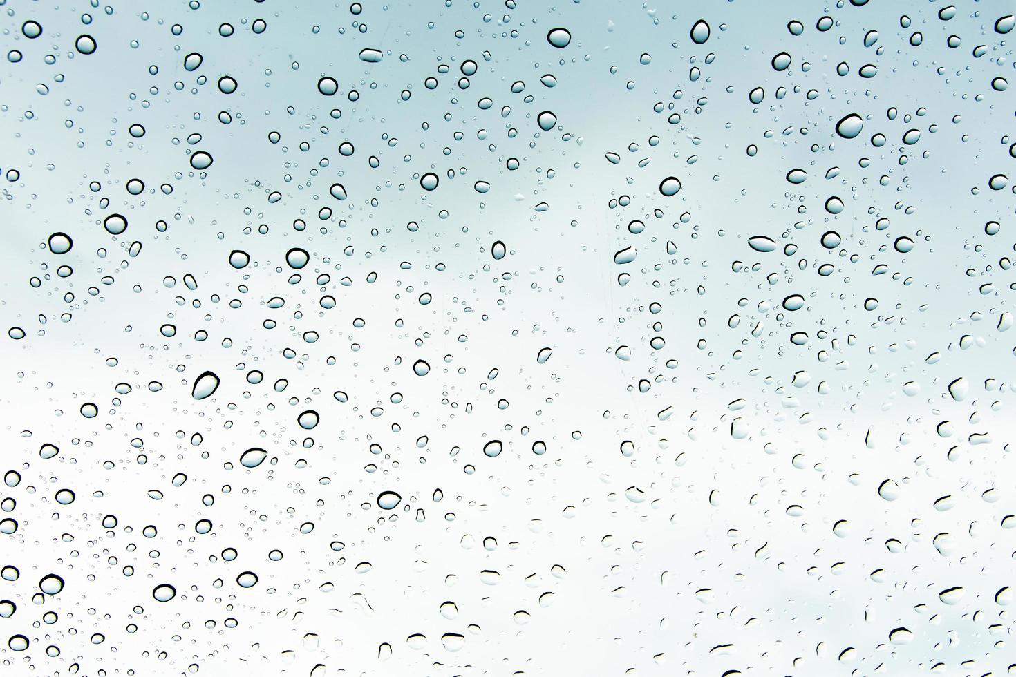 gouttes d'eau et perles d'eau sur verre clair. photo