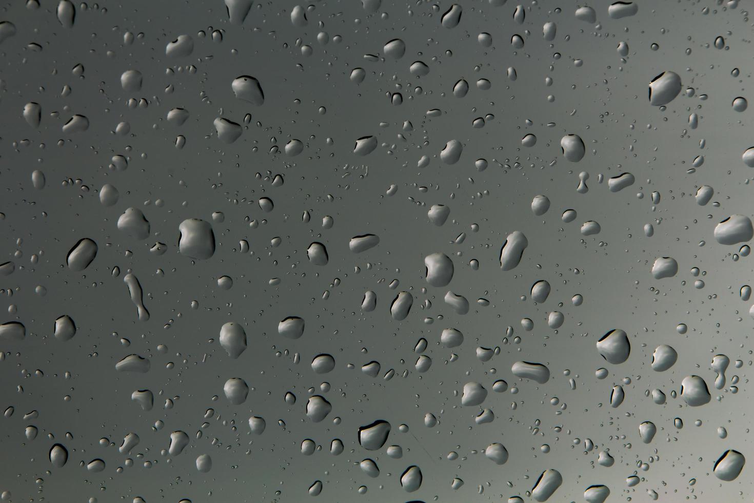 gouttes d'eau et perles d'eau sur verre clair. photo