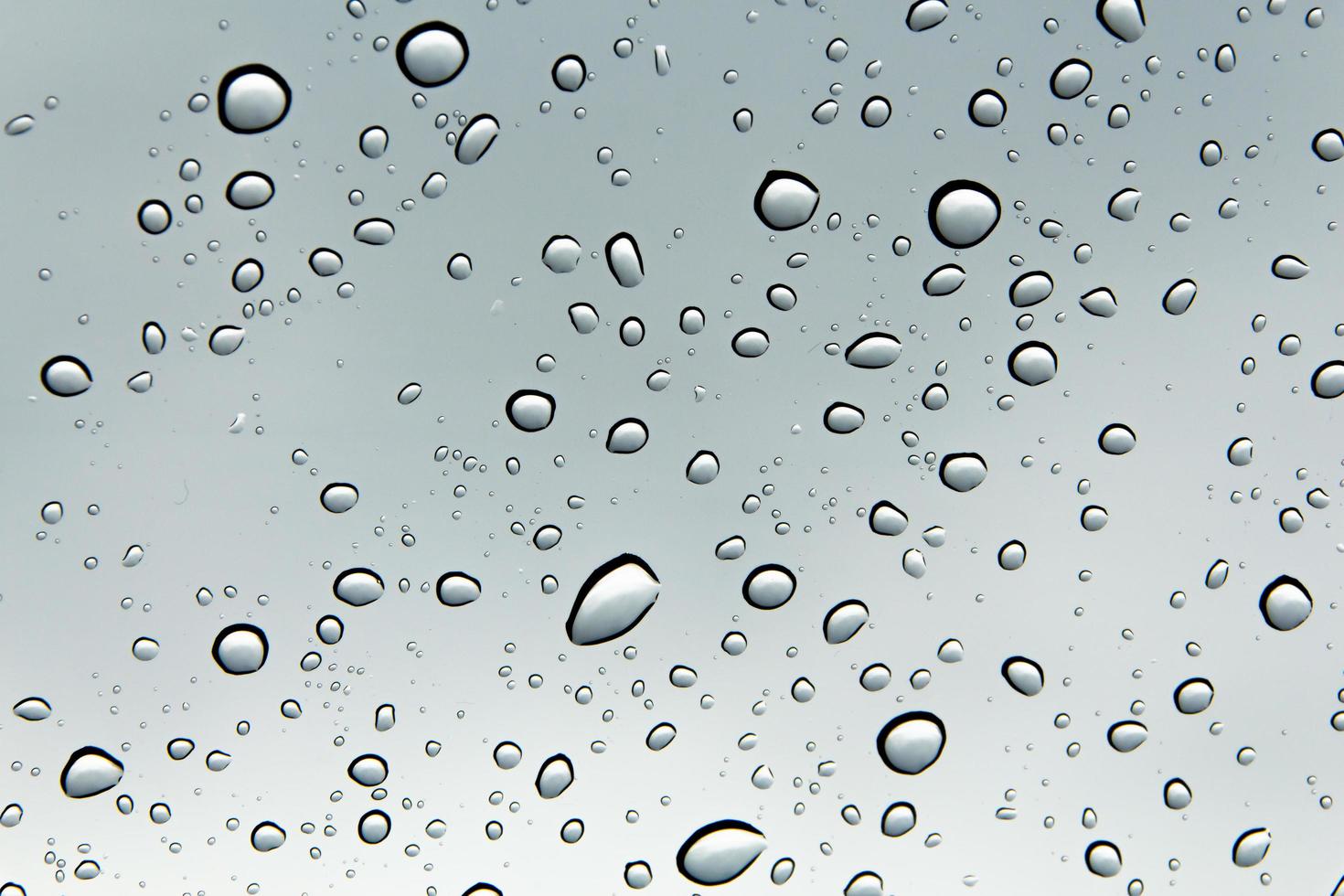 gouttes d'eau et perles d'eau sur verre clair. photo