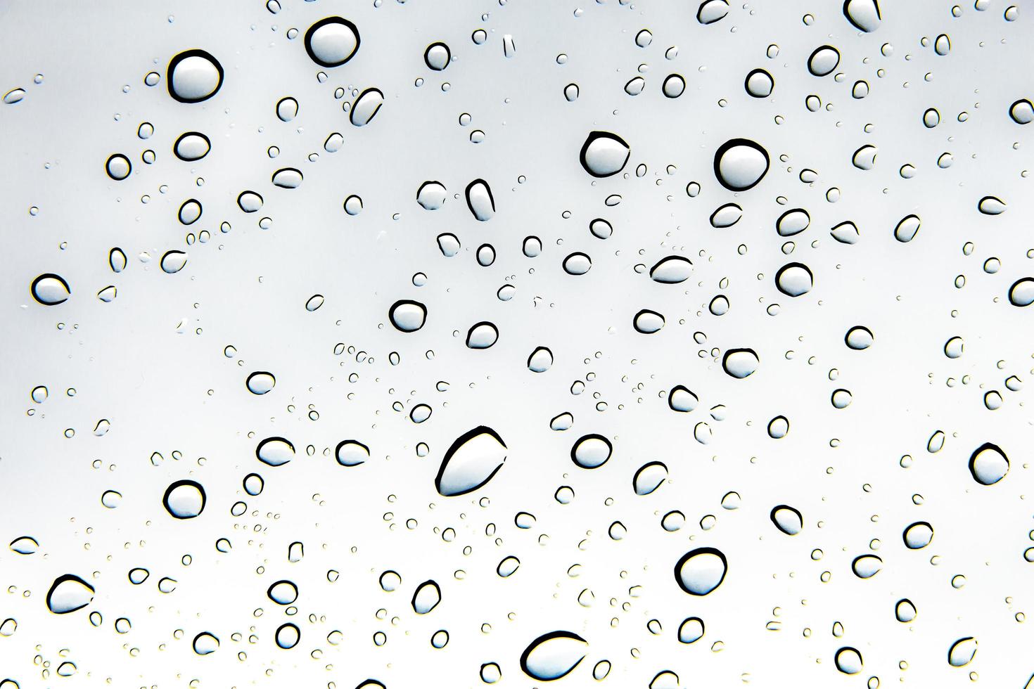 gouttes d'eau et perles d'eau sur verre clair. photo