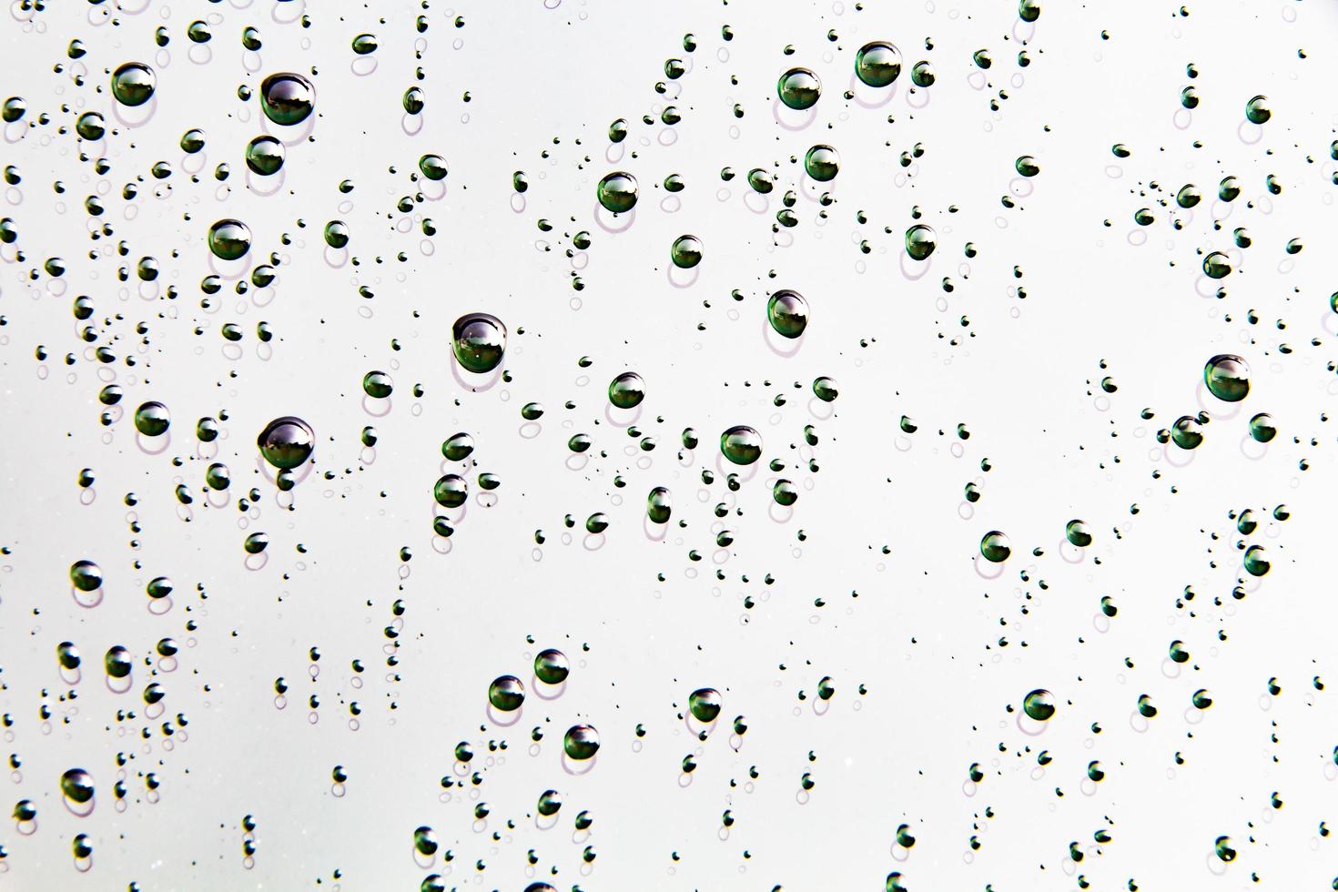 gouttes d'eau et perles d'eau sur verre clair. photo