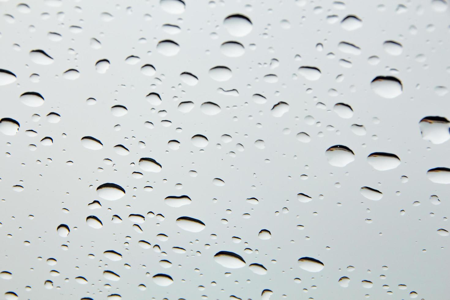 gouttes d'eau et perles d'eau sur verre clair. photo