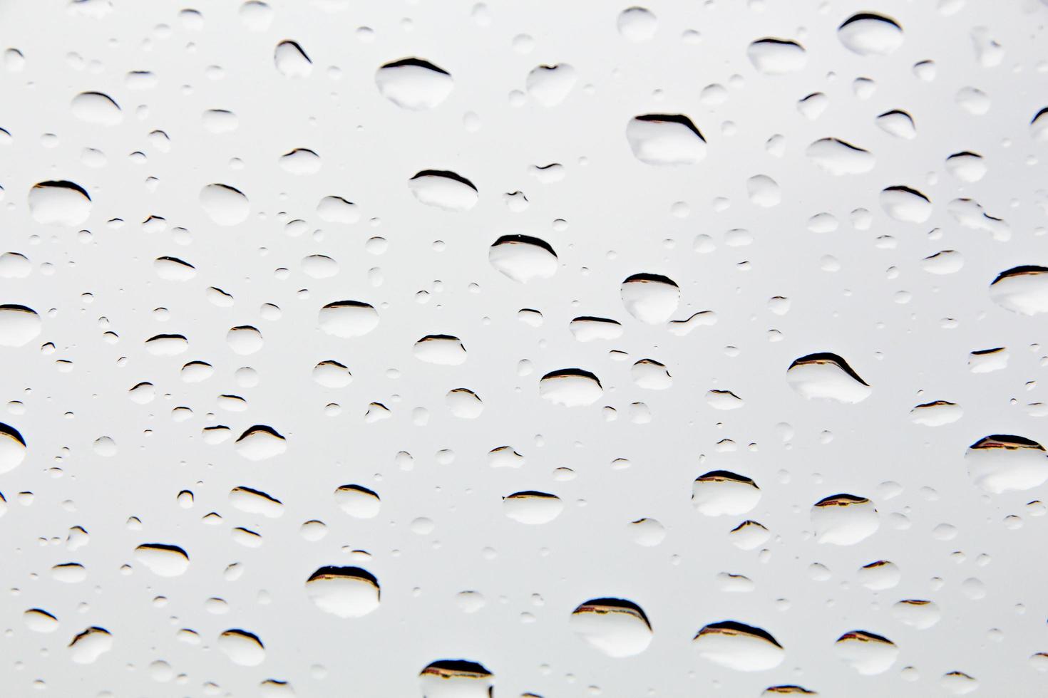 gouttes d'eau et perles d'eau sur verre clair. photo