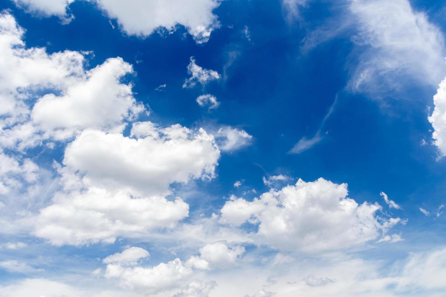 nuages blancs, flottant et se formant avec un ciel bleu en arrière-plan photo