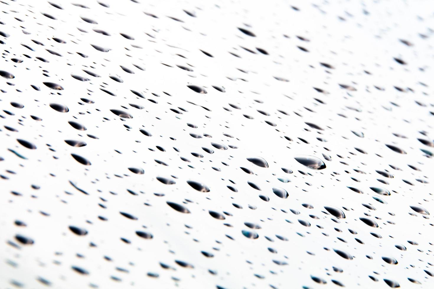 gouttes d'eau et perles d'eau sur verre clair. photo