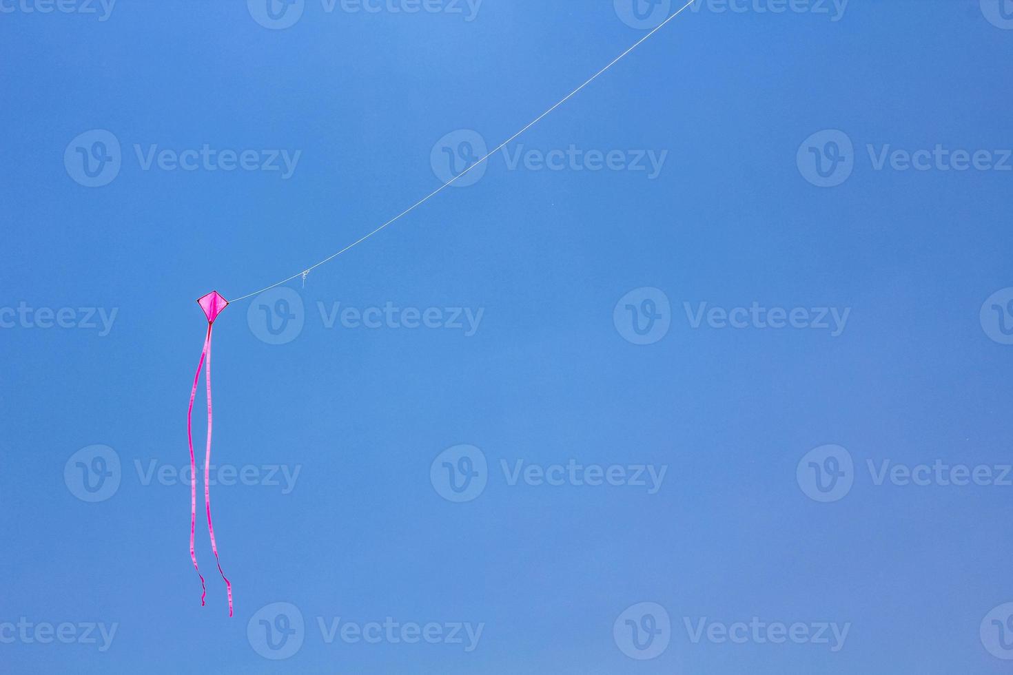 cerf-volant rose volant avec un ciel bleu en allemagne. photo