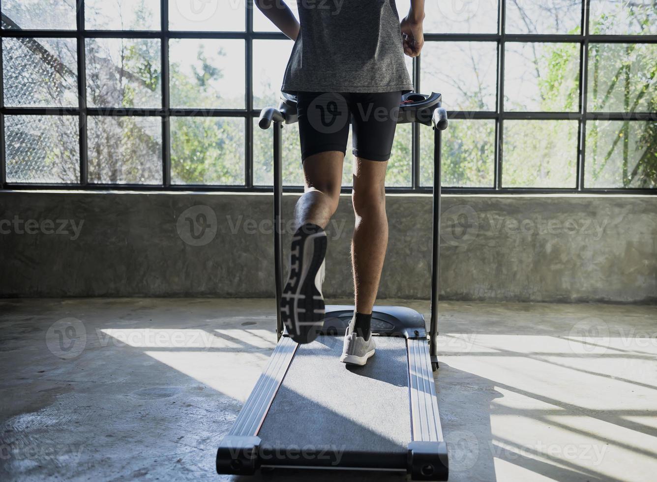 un homme marchant et faisant de l'exercice sur un tapis roulant. photo