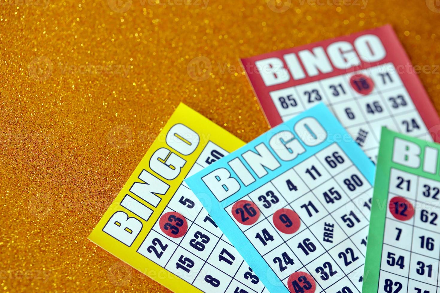 de nombreuses planches de bingo colorées ou des cartes à jouer pour gagner des jetons. classique américain ou canadien cinq à cinq cartes de bingo sur fond clair photo