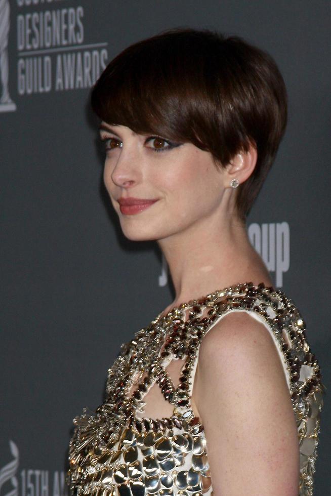 Los angeles - 19 février - anne hathaway arrive à la 15e édition annuelle des prix de la guilde des créateurs de costumes à l'hôtel beverly hilton le 19 février 2013 à beverly hills, ca photo