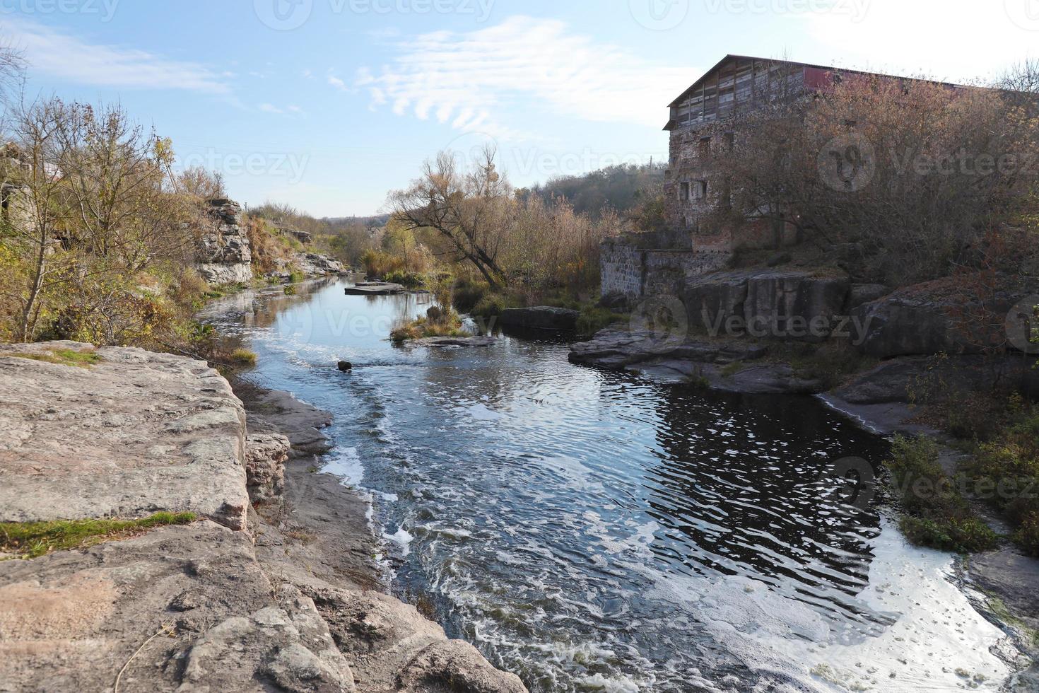 banc rocheux, paysage de montagne. vue sur la rivière de montagne au début du printemps. paysage naturel, désert. rivière tikich photo