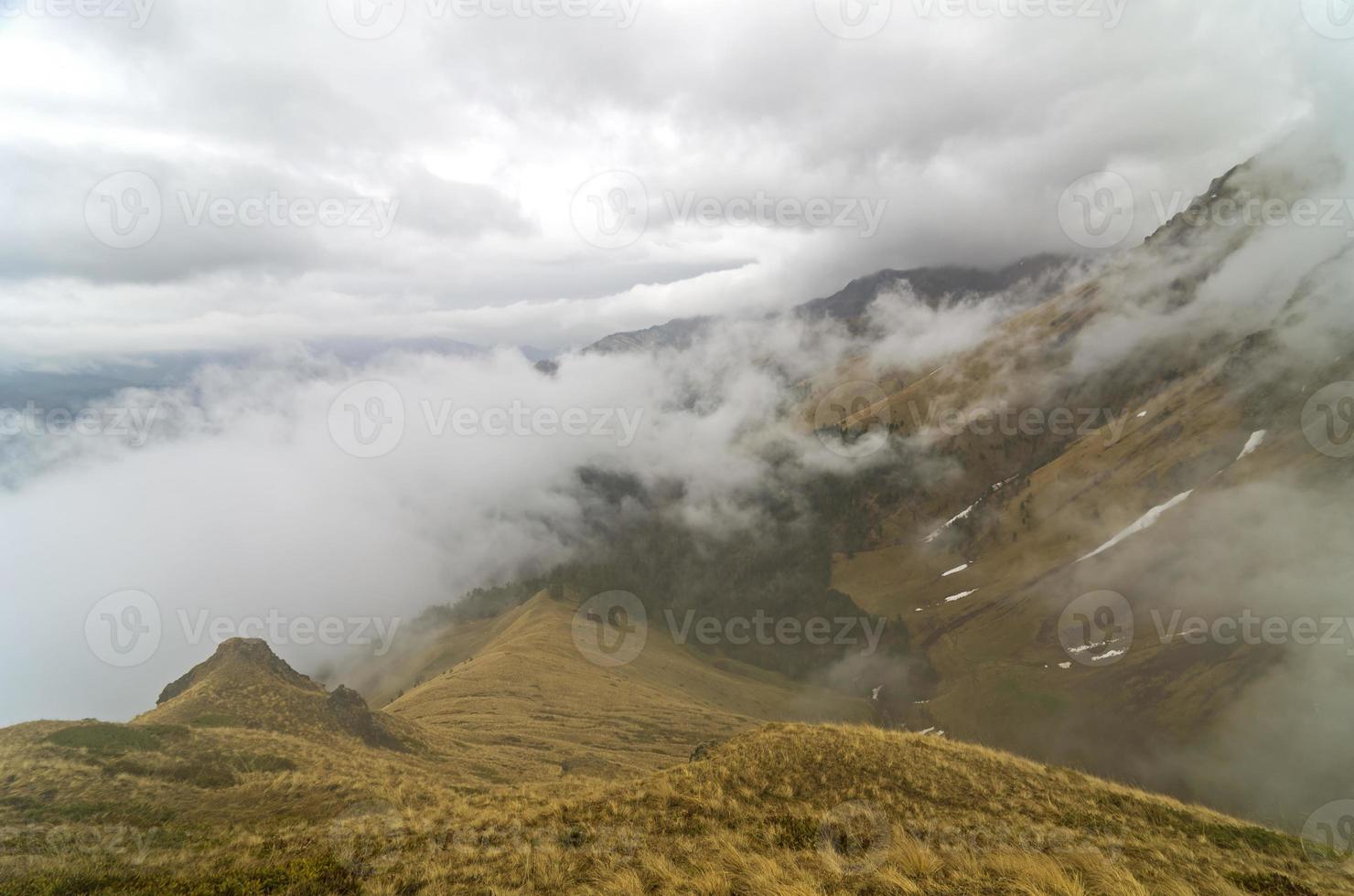chaîne de montagnes, couverte de nuages. photo