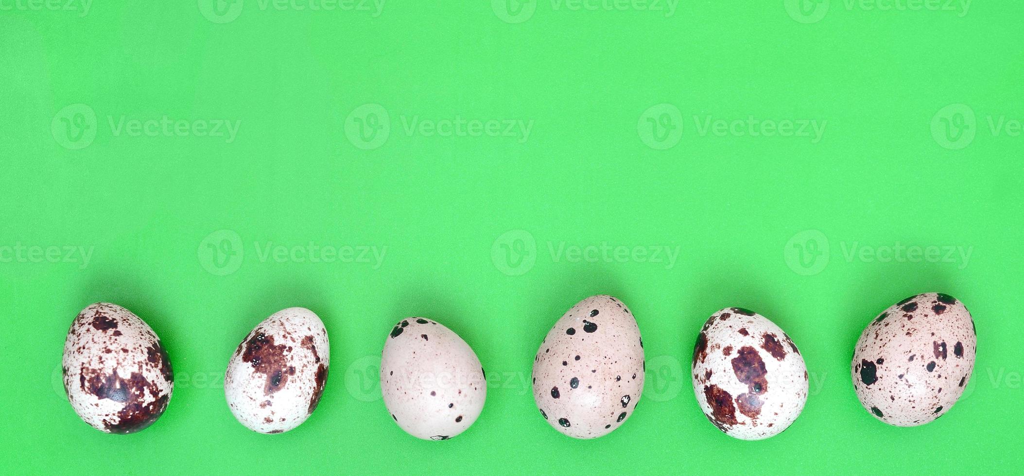 oeufs de caille sur une surface vert clair, vue de dessus, place vide pour t photo