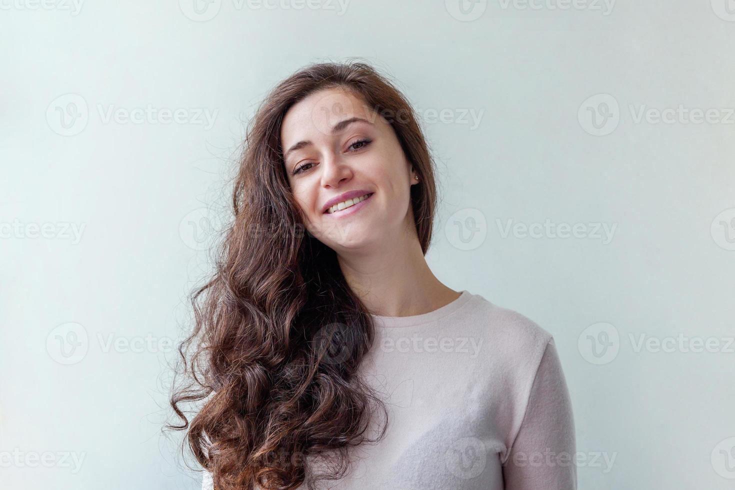 fille heureuse souriante. portrait de beauté jeune femme brune riante positive heureuse sur fond blanc isolé. femme européenne. émotion humaine positive expression faciale langage corporel. photo