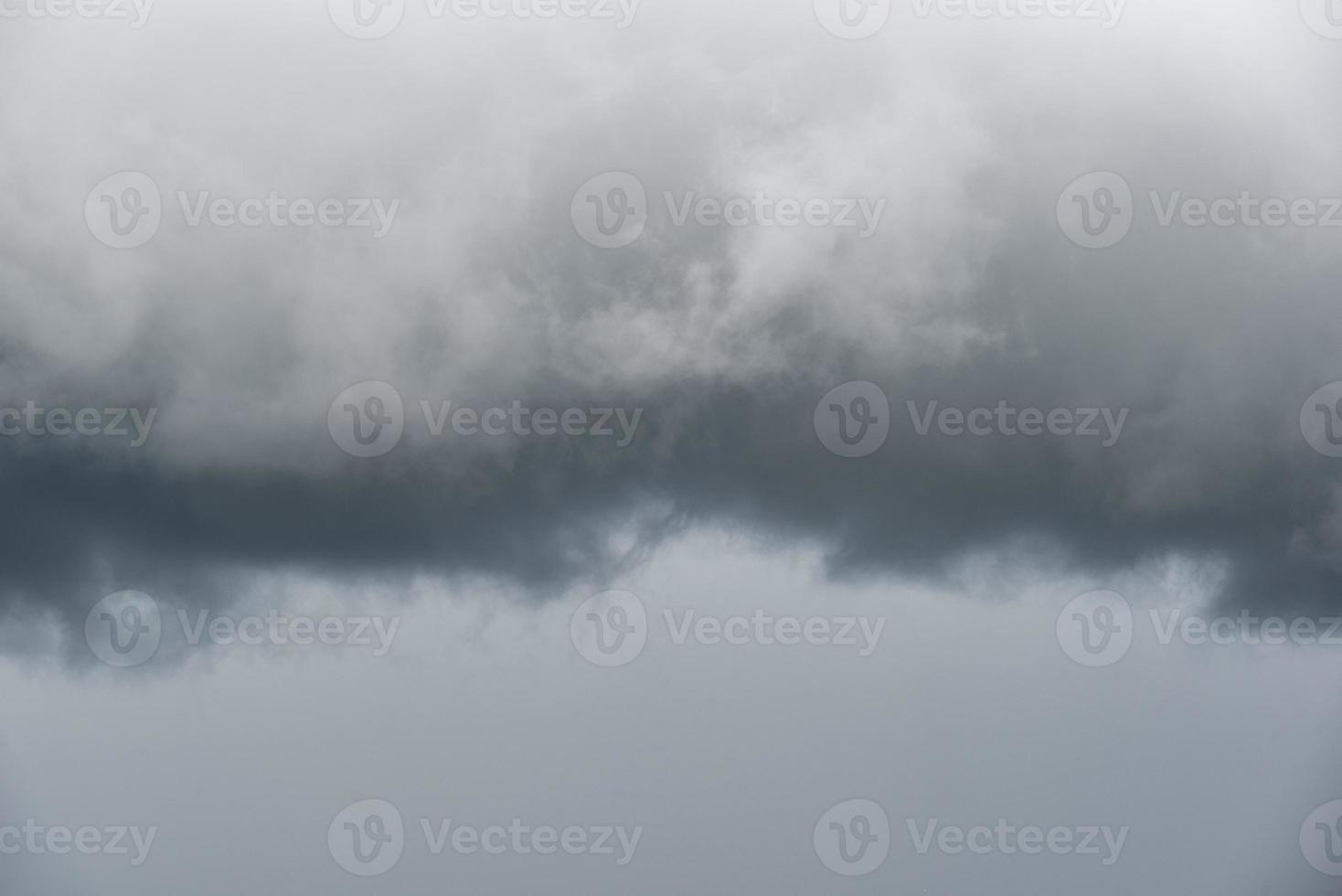 ciel gris orageux avant la pluie. nuages d'orage de fond. photo