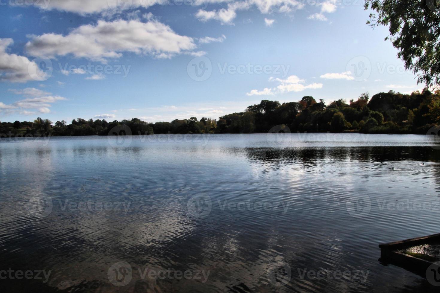 une vue sur le lac d'ellesmere photo