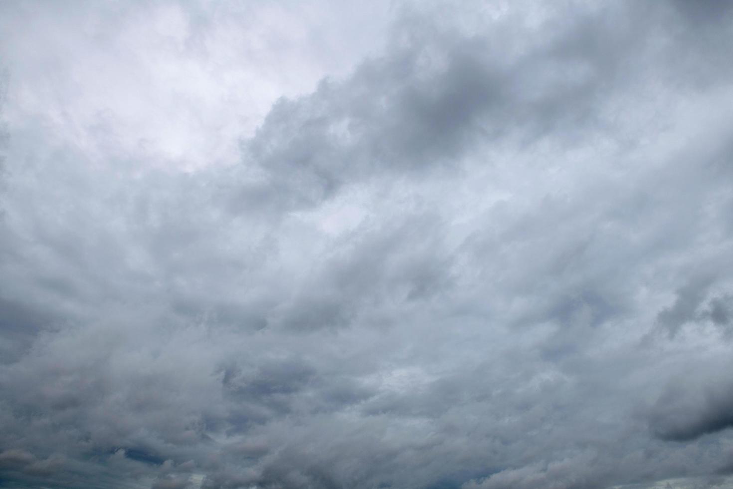 nuages d'orage flottant dans un jour de pluie avec lumière naturelle. paysage nuageux, temps couvert. nuages blancs et gris fond d'environnement nature scénique photo