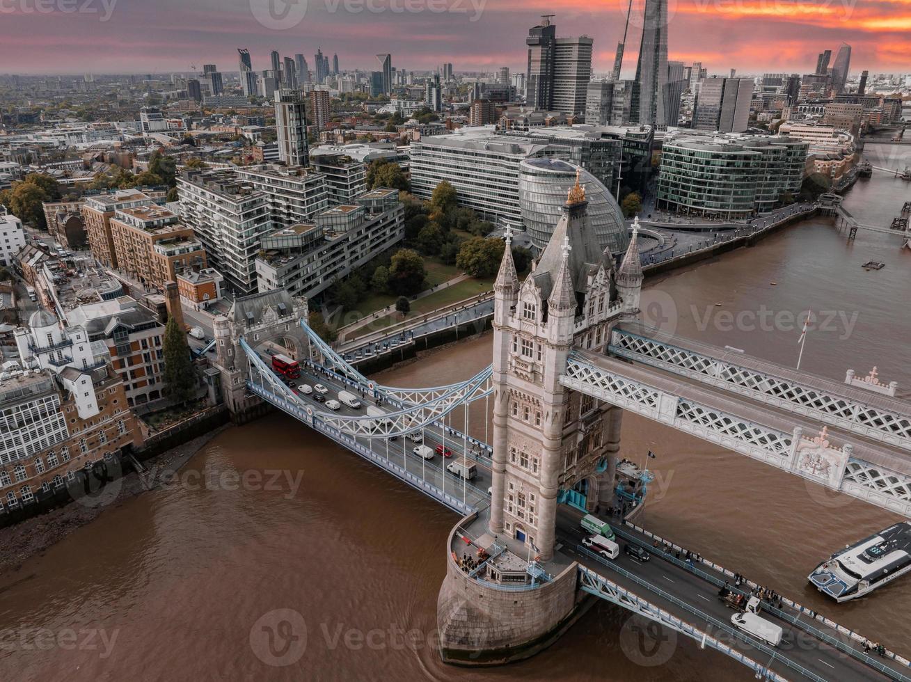 vue aérienne du tower bridge, centre de londres, depuis la rive sud de la tamise. photo