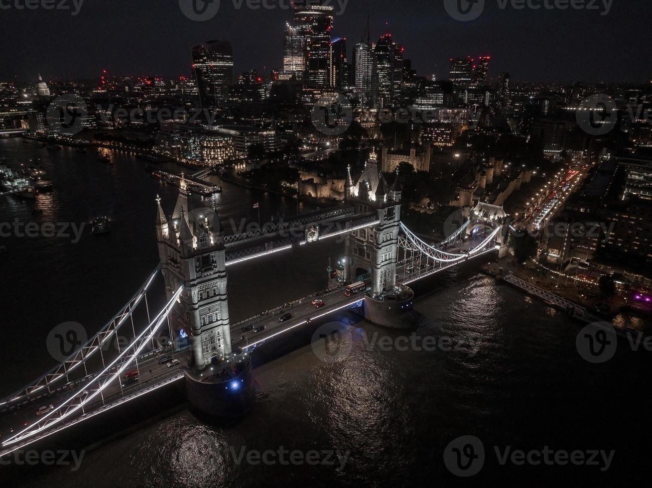 vue aérienne sur le pont illuminé de la tour et sur les toits de londres, royaume-uni photo