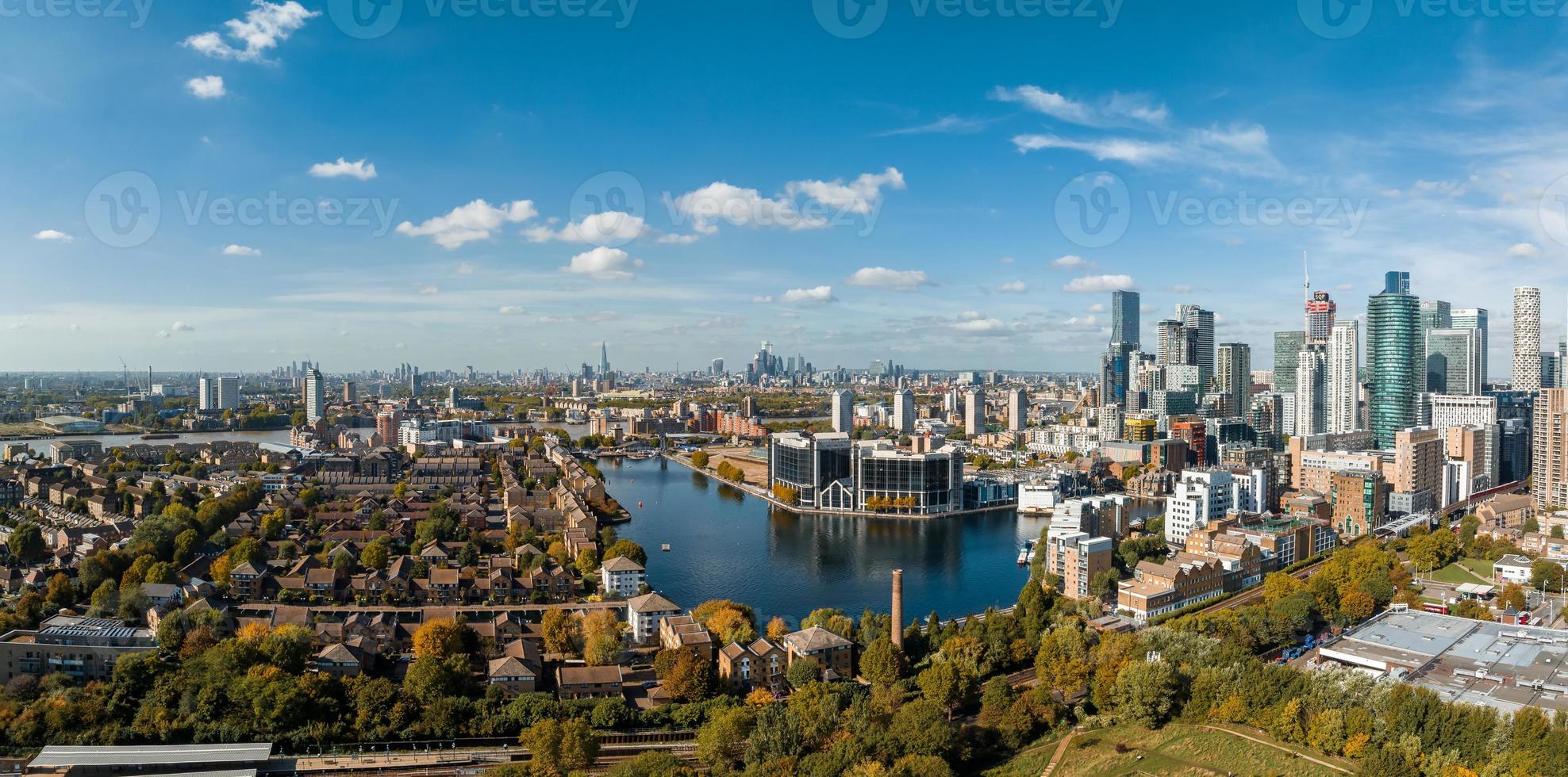 vue aérienne panoramique sur l'horizon de canary wharf, le premier quartier financier du monde à londres, royaume-uni. photo