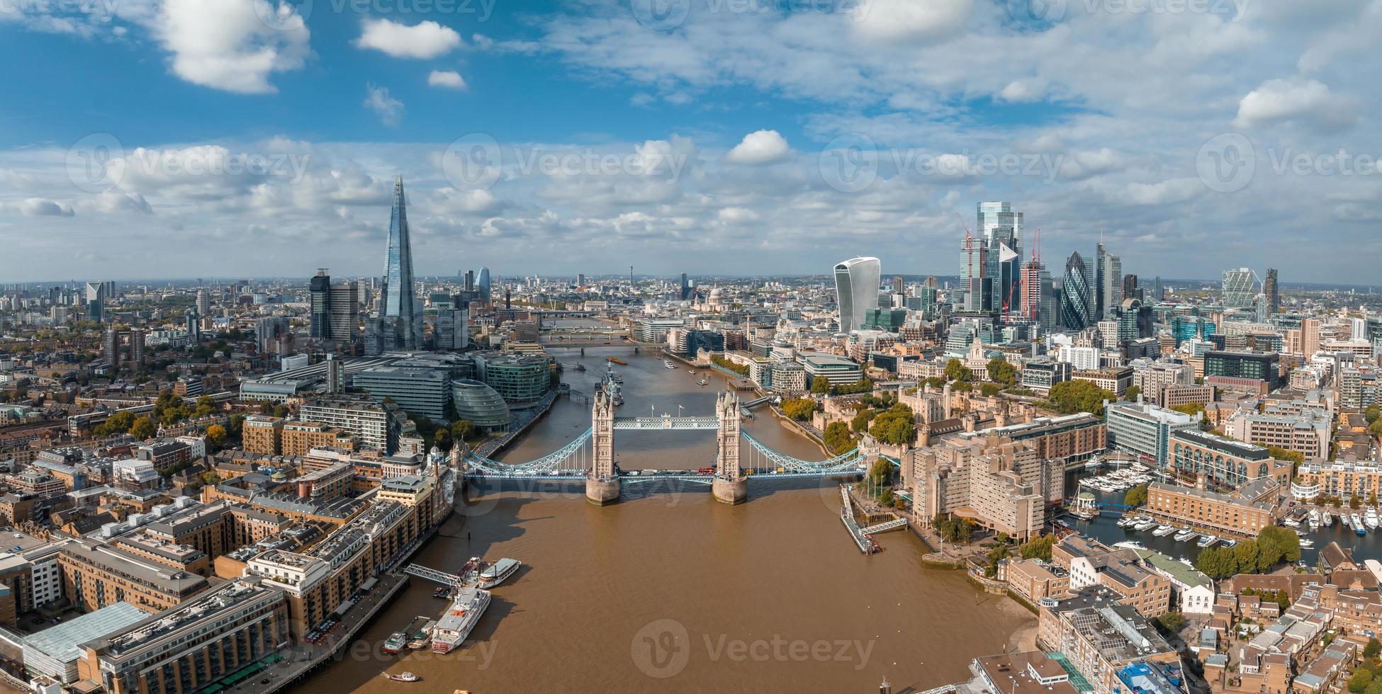 vue aérienne du tower bridge, centre de londres, depuis la rive sud de la tamise. photo