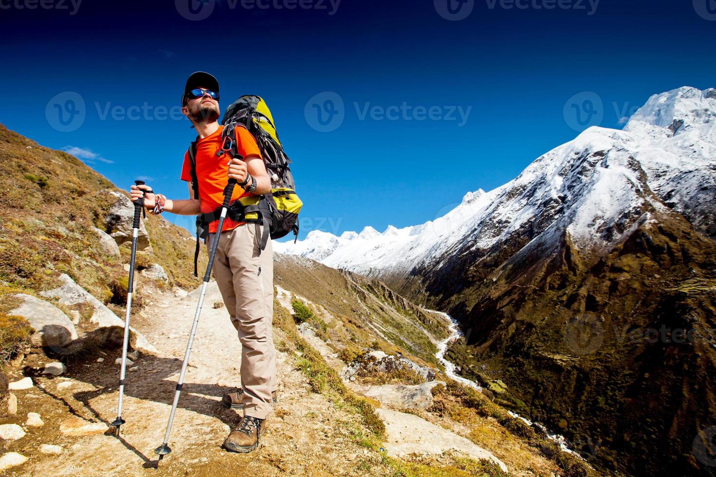 randonnée dans les montagnes de l'Himalaya photo