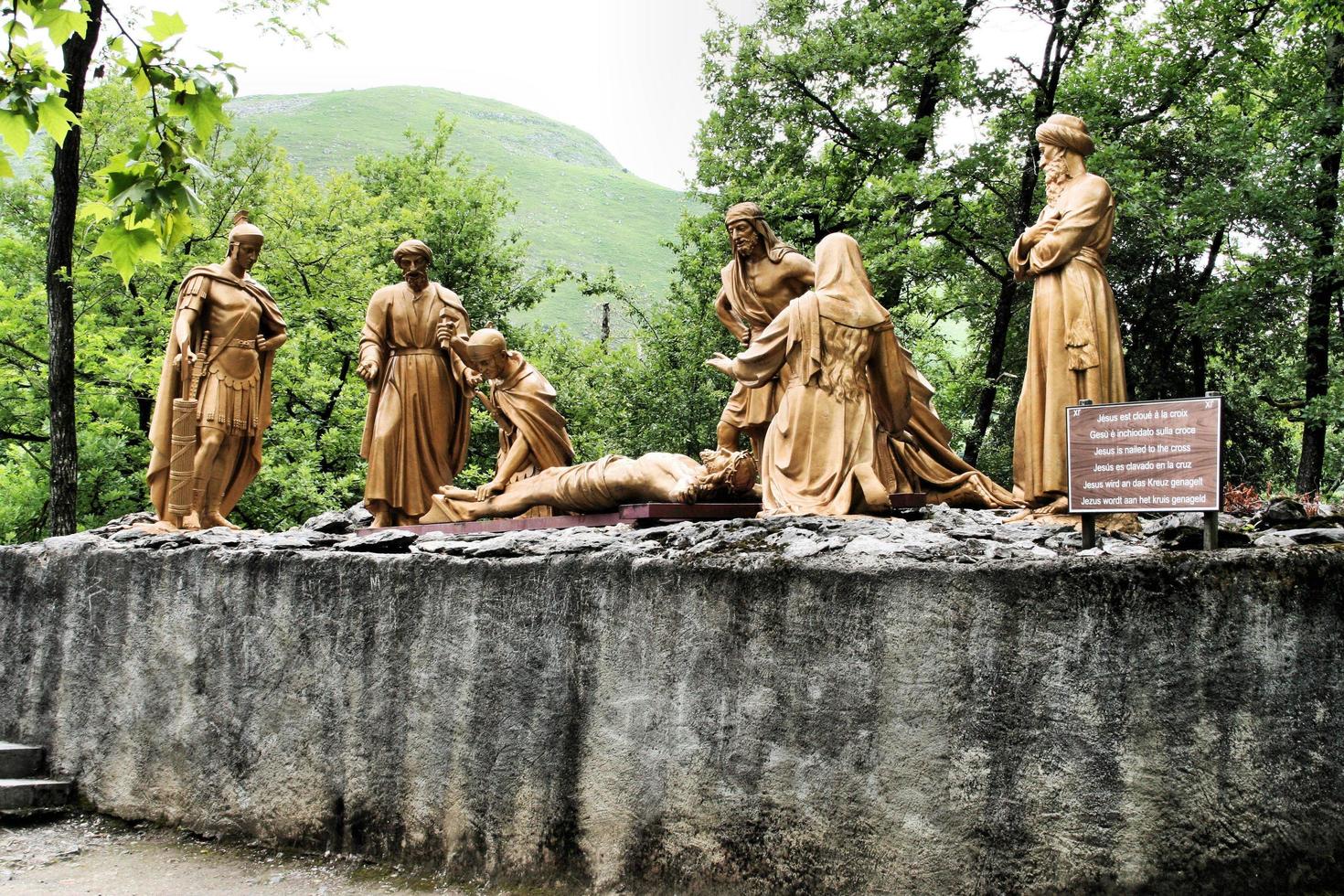 lourdes en france en 2011. une vue du chemin de croix à lourdes photo