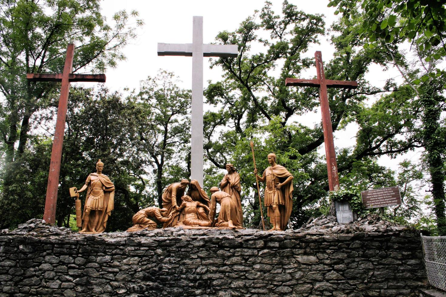 lourdes en france en 2011. une vue du chemin de croix à lourdes photo