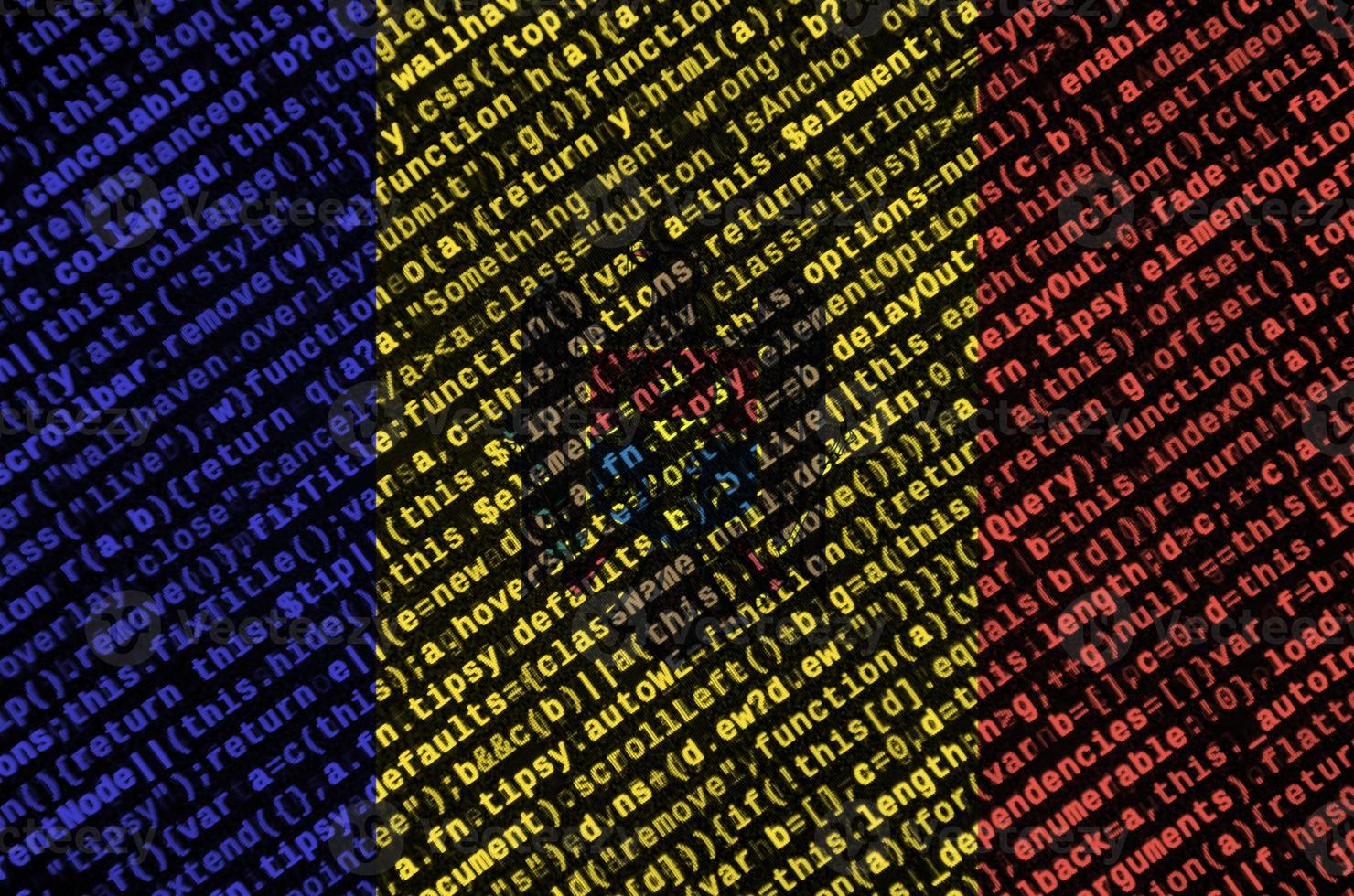 Le drapeau moldave est représenté à l'écran avec le code du programme. le concept de technologie moderne et de développement de site photo