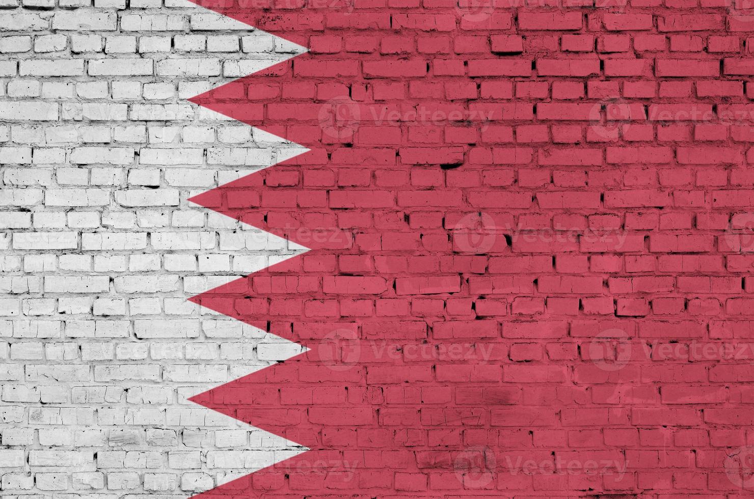 le drapeau de bahreïn est peint sur un vieux mur de briques photo