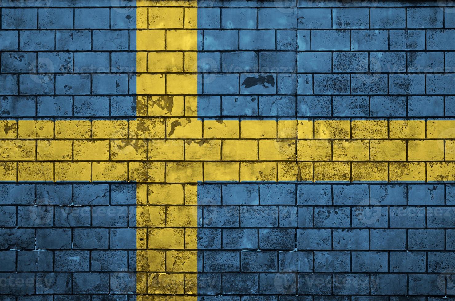 Le drapeau suédois est peint sur un vieux mur de briques photo