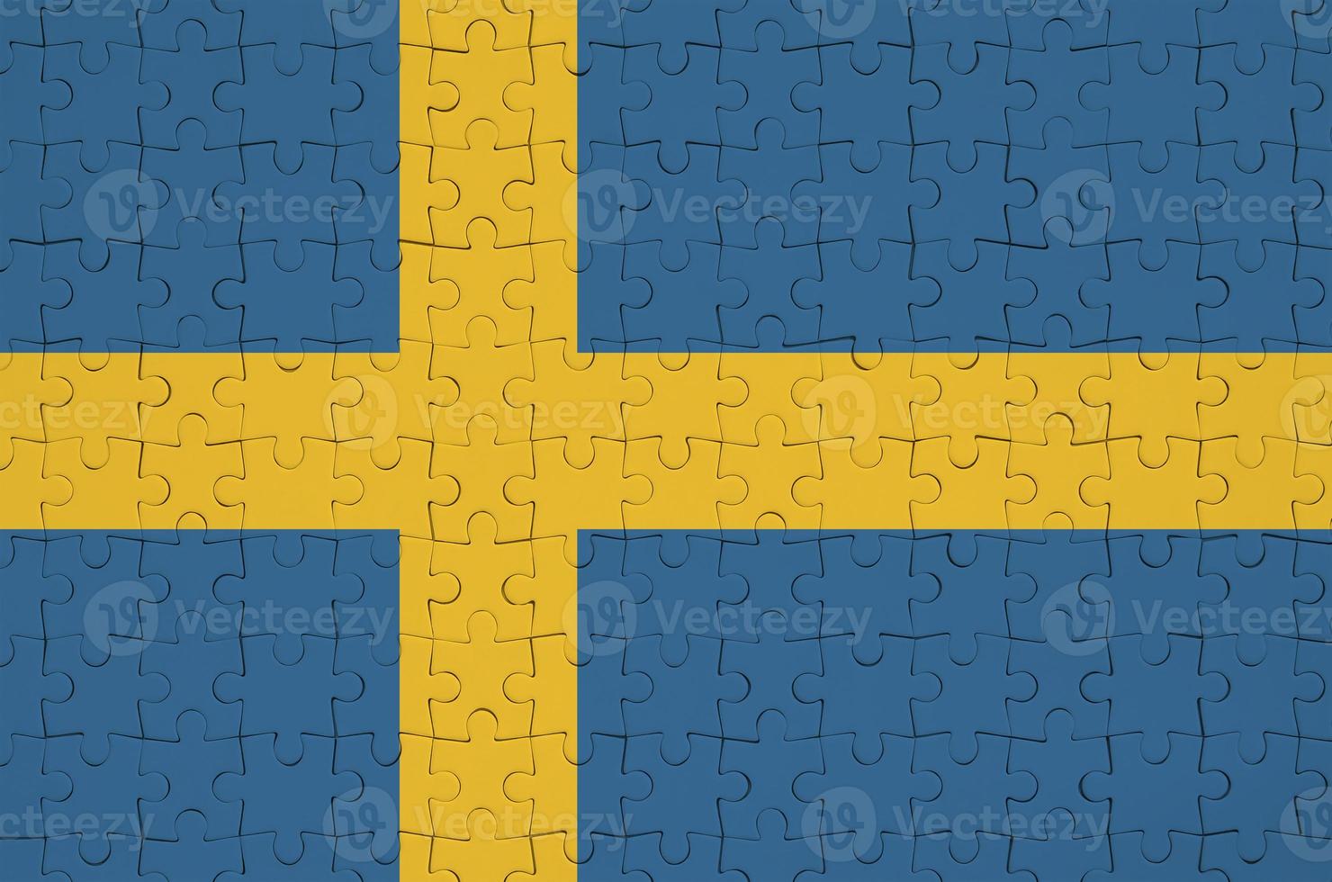 le drapeau suédois est représenté sur un puzzle plié photo