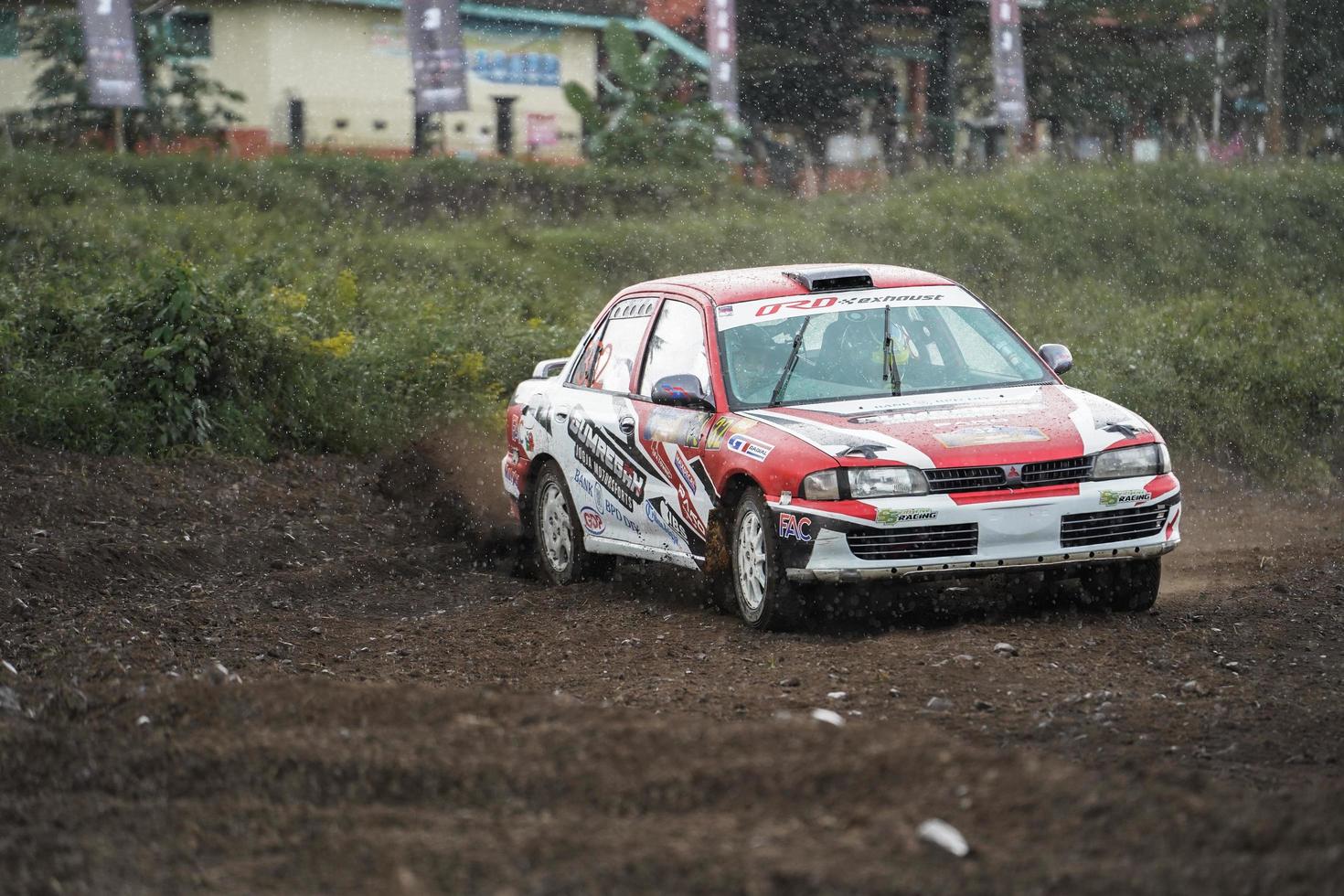 yogyakarta, indonésie - 16 octobre 2022 - les coureurs participent au rallye sprint de la coupe du roi jogja photo