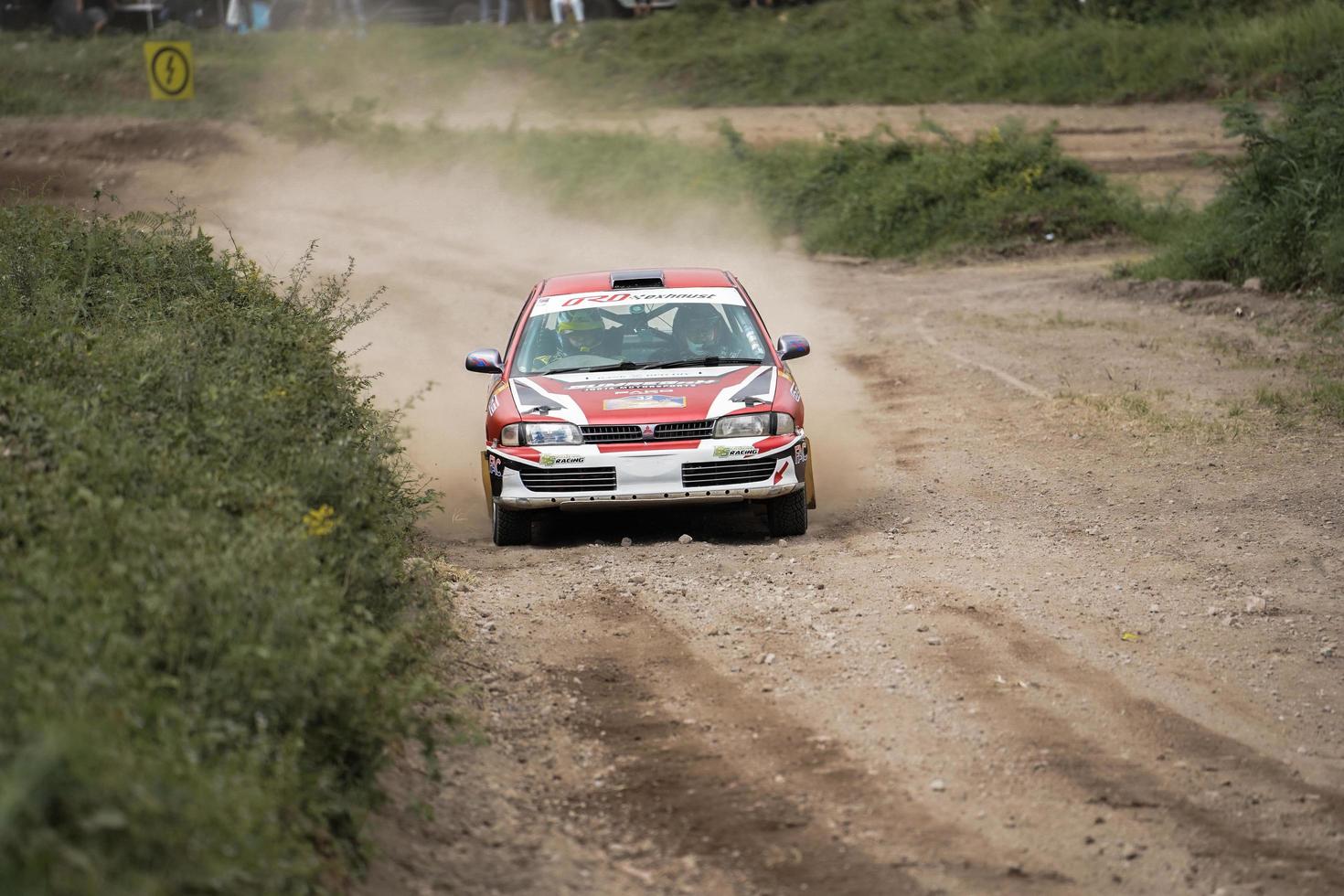 yogyakarta, indonésie - 16 octobre 2022 - les coureurs participent au rallye sprint de la coupe du roi jogja photo