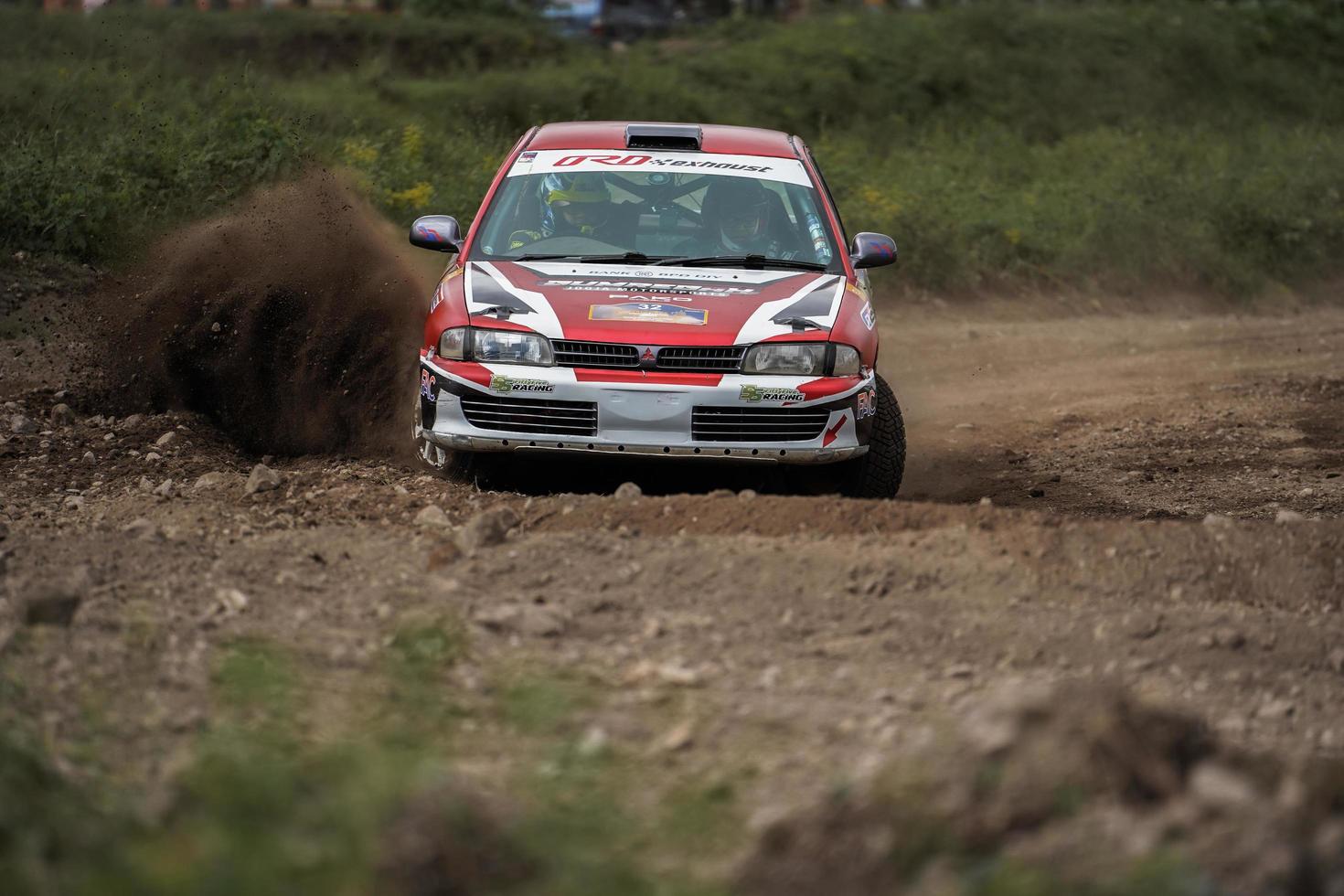 yogyakarta, indonésie - 16 octobre 2022 - les coureurs participent au rallye sprint de la coupe du roi jogja photo